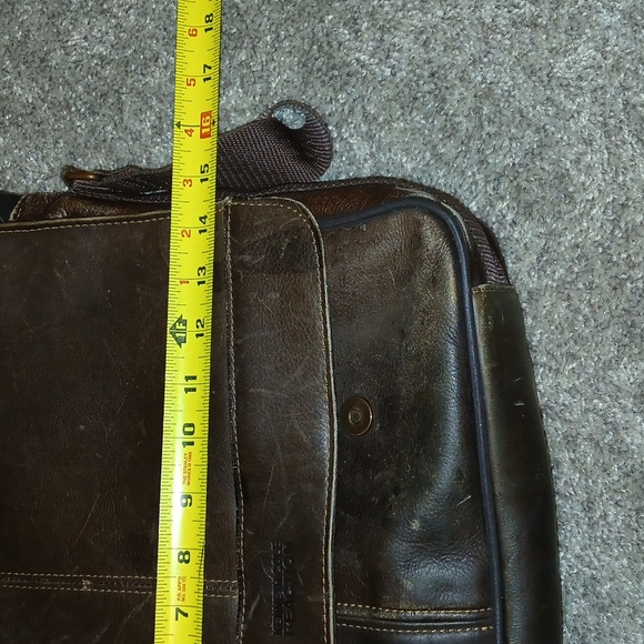 Kenneth Cole Reaction Messenger Bag - Picture 8 of 9